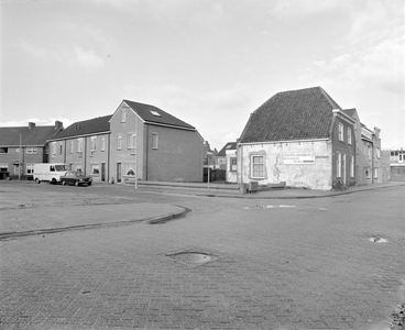 882161 Gezicht op de hoek van de Okkernootstraat (links) met nieuwbouwwoningen en de Hogelanden W.Z. te Utrecht, met ...